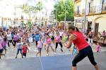 Ms de 400 mujeres almuerzan en la plaza Mayor de Carlet y participan en el aerobic