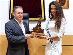 El Alcalde de Algemes recibe a Zaira Bas, Miss Espaa Tierra, antes de viajar a Filipinas