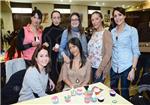 200 mujeres aprenden a decorar magdalenas con fondant en Carlet