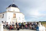 Medio centenar de estudiantes de Carlet realizan la Ruta Bernardina en bicicleta