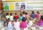 Cerca de 30 niños de la Escuela de Verano de Algemesí participan en el taller de reciclaje