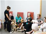 El centro de AFABALS de Benifai aplica la terapia canina en sus enfermos de Alzhemier