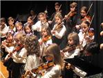Prop de 90 alumnes de Sentir Aula Suzuki oferiren un concert de violí en la Casa de la Cultura d’Alzira