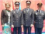 Els policies de Benifai M Villanueva Alemany i Enrique Cardona Company condecorats pels seus 25 anys de professi