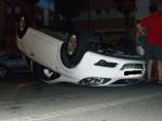 Espectacular accidente en Alzira al volcar un coche en plena calle