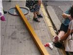 Una mujer resulta herida en Carcaixent por la cada de una seal de trfico