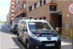 Agents de la Policia Nacional d'Alzira eviten que una dona es precipite al buit des d'un tercer pis