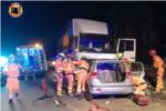 Alliberen una dona atrapada en el seu cotxe després de xocar amb un camió a Alzira
