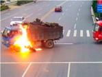 Brutal impacto entre una moto y un camión que acaba con el motorista en llamas