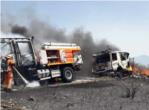 Dos camions cremats i dos bombers ferits en un incendi a Polinyà de Xúquer