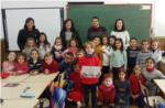 El alumno ganador del Concurso Escolar de Tarjetas navideñas de Benifaió recibe su premio