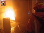 El bombers han actuat a un incendi industrial a Almussafes, en una nau del carrer Ponent