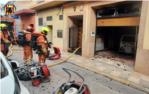 Els bombers intervenen en l'incendi d'un vehicle a un garatge de Guadassuar