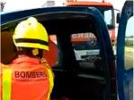 Els bombers rescaten a una dona atrapada al seu vehicle en un accident a Alberic