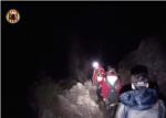 Els bombers rescaten de nit a dos excursionistes que no podien baixar de la cresta de la Serra de les Agulles a Alzira