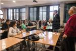 Els i les estudiants de l'IES de Guadassuar entrevisten a l’alcalde del poble en una roda de premsa
