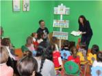 Els xiquets d'Almussafes aprenen valors amb el llibre de l'escriptora local Mª Carmen Sáez