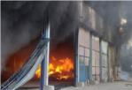 Huit dotacions amb 19 bombers actuen contra un incendi en la planta de reciclatge de Guadassuar