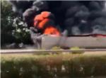 Incendi en l'exterior d'una nau industrial a Guadassuar