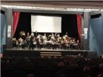 La Banda Juvenil de la SMR Lira i Casino Carcaixentí apropa als escolars de Carcaixent al món de la música i el cinema