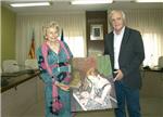 La pintora d'Almussafes, Consuelo Ponce, cedix un retrat a l'Ajuntament