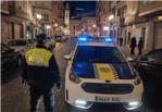 La Policia Local de Sueca det a un conductor que xoc amb diversos bollards de la vorera
