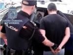 La Policia Nacional deté a un home, de 31 anys i d’origen romanés, per apunyalar en el coll al seu company de pis a Alzira