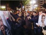 Los grupos polticos de Alzira inician la campaa electoral con la pegada de carteles