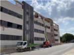 L’Ajuntament de Carcaixent instal·la una malla metàl·lica en l’edifici inacabat del carrer Carlos Gomis
