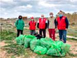 L'Ajuntament i Creu Roja duen a terme una jornada de neteja de residus junt a les dunes de la platja de Motilla