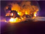 Les flames destrueixen totalment un camió frigorífic al seu pas pel terme de l'Alcúdia