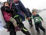 Los refugiados sufren los estragos de la lluvia y el barro en su periplo por los Balcanes