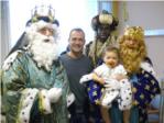 Los Reyes Magos de Oriente visitan a los niños ingresados en el Hospital de La Ribera