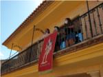 Los vecinos de Tous engalanan sus balcones con tapices de su patrón San Miguel