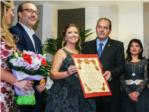 Lourdes Burgos y Aitana Carbó recibieron el nombramiento oficial de falleras mayores de Alzira 2018