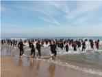 Ms de 420 nadadors participen en la I Travessia Platja Les Palmeres