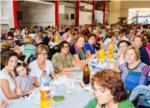 Multitud de dones participen en un esmorzar popular i en el joc del burro a Carlet