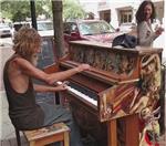 Msicos y artistas callejeros | El vagabundo y el piano