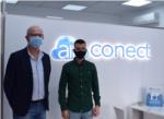 Paco Salom, alcalde de Carcaixent, visita la nova oficina AirConect a la localitat