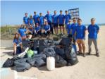 Sueca participa en una jornada de neteja de platges