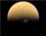 Titán es el único satélite del Sistema Solar con una atmósfera compleja, similar a la de la Tierra primitiva