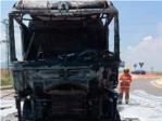 Un camionero se salva de las llamas que han devorado su camión en Sueca