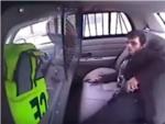 Un detenido intenta prender fuego a un coche de polica y sale volando