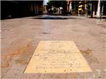 Un grabado con ocho errores en una calle de Alzira lleva once años y medio sin corregirse