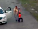 Un hombre le pega 62 correazos a un niño porque le había robado el móvil (Vídeo)
