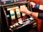 Un home perd 2.000 euros en un bar d'Alzira i l'emprèn a colps amb la màquina