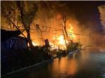 Un incendi en el càmping de Les Parmeretes a Sueca destrossa diverses parceles