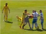 Un jugador de fútbol expulsado agarra de la cabeza al árbitro y de un rodillazo le parte la nariz