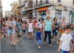 Una multitud de xiquets i xiquetes recorre els carrers de Carlet en la Festa del Fanalet