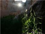 Una pequeña ventana del castillo de Castellote se alinea con la salida del sol en San Juan